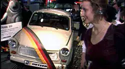 Trabi mit Deutschlandfahne - Filmbild